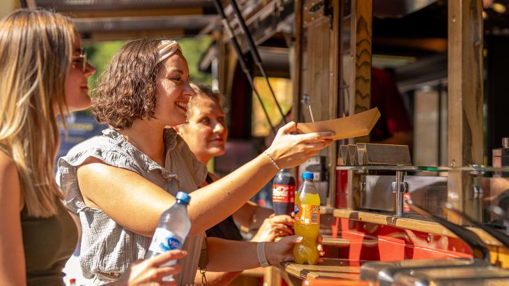 Spanisches Essen in der Pause am Foodtruck Sancho Panza