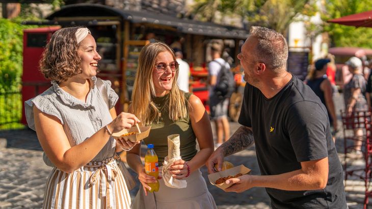 Zusammen Essen aus dem spanischen Foodtruck Sancho Panza genießen