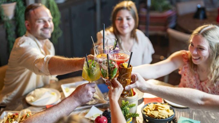 Gruppe stößt mit bunten Cocktails in der Bodega Mexican Bar & Lounge im Europa-Park Erlebnis-Resort an. 