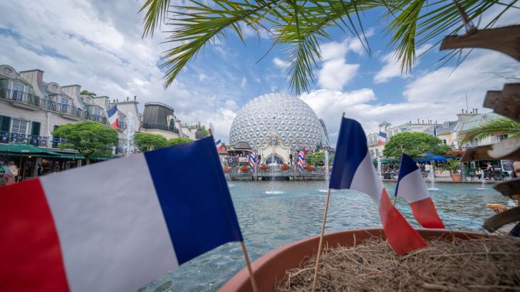Quartiere francese dell’Europa-Park, decorato con bandiere francesi.