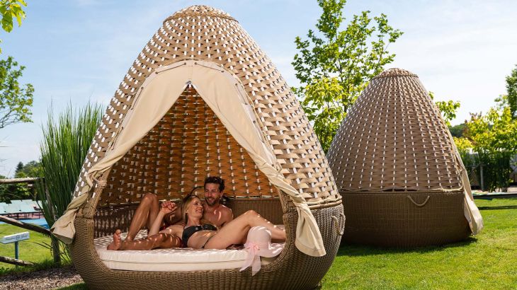 Ein Paar entspannt in einem Strand Egg im Außenbereich von Rulantica.