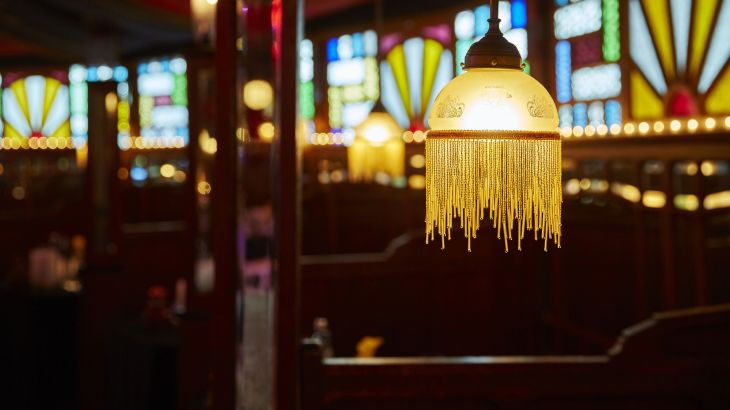Nahaufnahme einer Deckenlampe im Traumpalast
