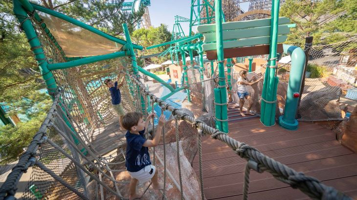 Auf dem Lítill Island Spielplatz können Kinder auch Spaß haben ohne nass zu werden