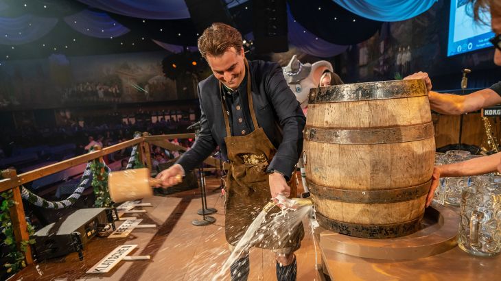 Thomas Mack beim Fassanstich des Oktoberfests in der Europa-Park Arena