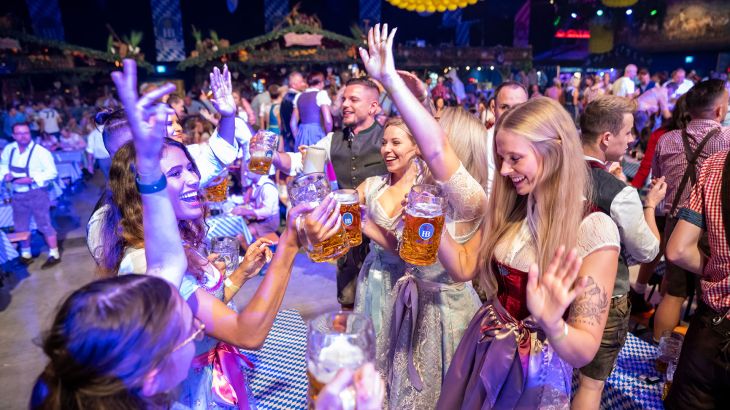 Eine feiernde Gruppe Menschen am Europa-Park Oktoberfest