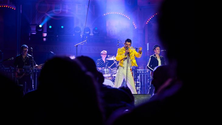 Die Band 'The Music of Queen' performt auf der Bühne der spanischen Arena in lilanem Licht.