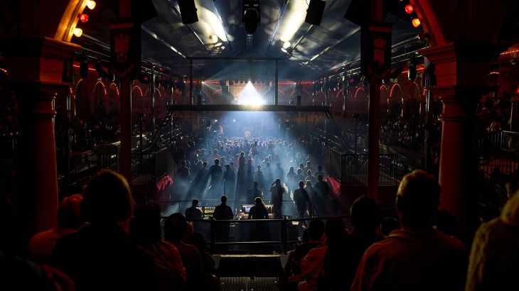 Die spanische Arena ist dunkel, bis auf das Licht der Bühne.