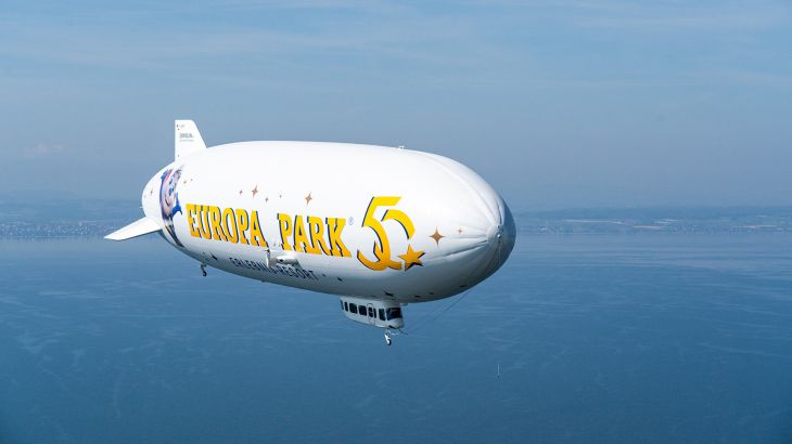De Europa-Park Zeppelin zweeft boven de Bodensee.