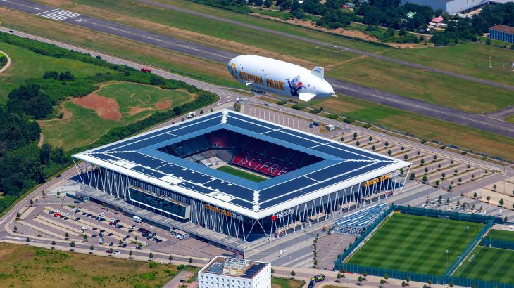 De Europa-Park Zeppelin vliegt over het Europa-Park Stadion van SC Freiburg.