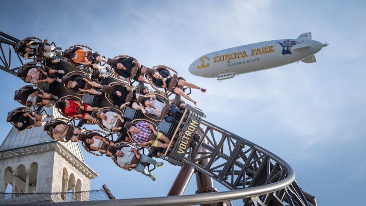 De Europa-Park Zeppelin cirkelt boven Voltron Nevera, powered byr Rimac.