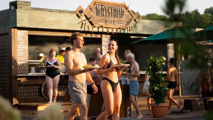 Goditi dell’ottimo cibo nel food court “Strand Kök” nell’area esterna di Rulantica