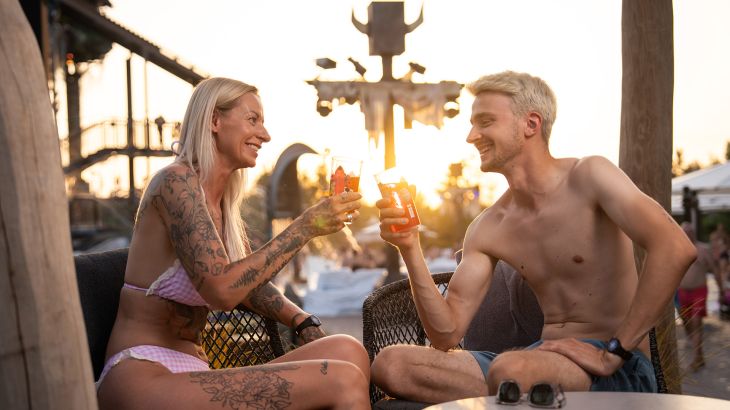 Den Abend mit kühlen Getränken am Strand Kök ausklingen lassen