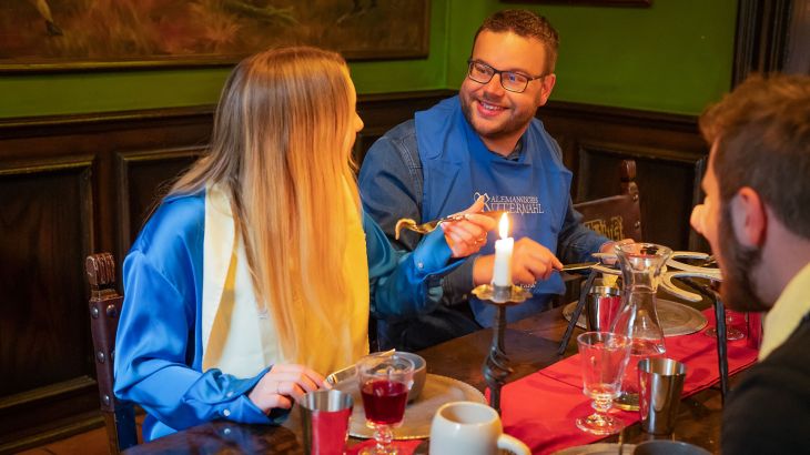 Zwei Personen unterhalten sich beim Essen.