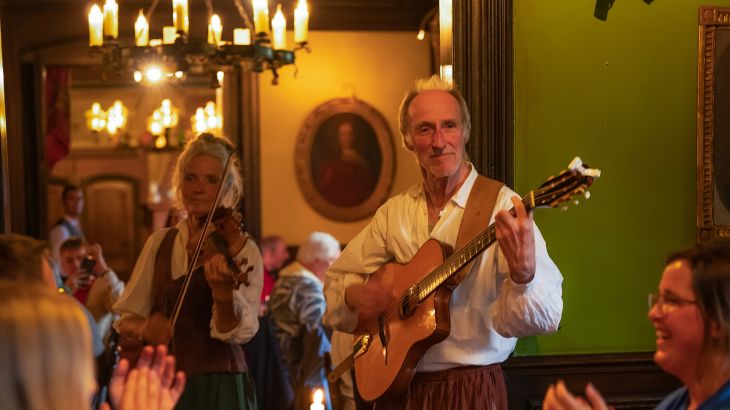 Zwei Musikanten bei einer Showeinlage während des Alemannischen Rittermahls.