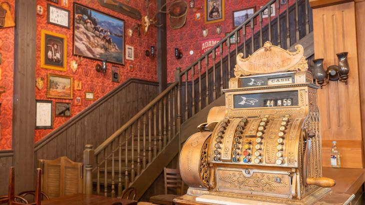 Eine historische Kasse in der Wild Horse Bar.