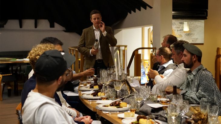 Gäste beim Essen während einer Whisky Verkostung.