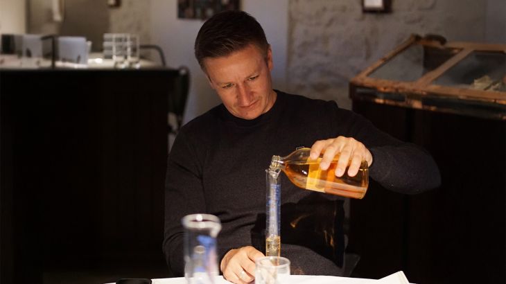 Ein Mann kreiert einen Blended Whisky.