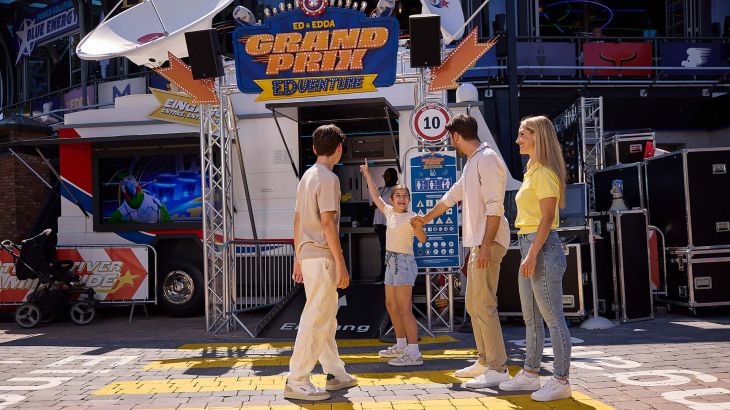 Eine Familie vor der Attraktion GRAND PRIX EDventure.