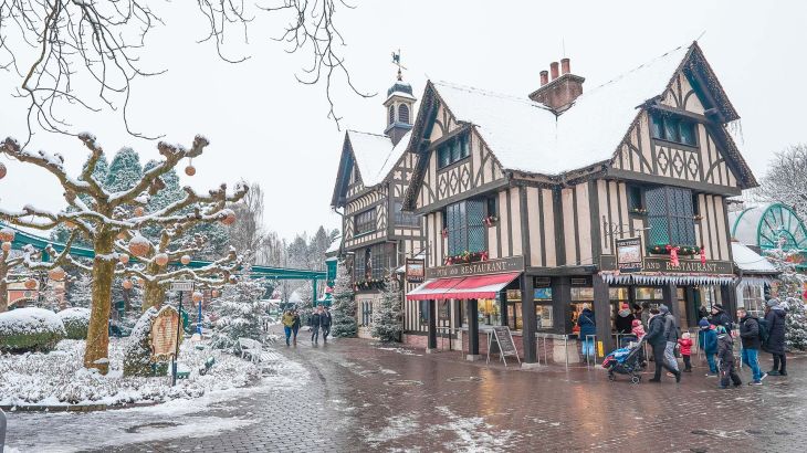 Le restaurant en libre-service The Three Piglets couvert de neige dans le quartier anglais pendant la saison hivernale.