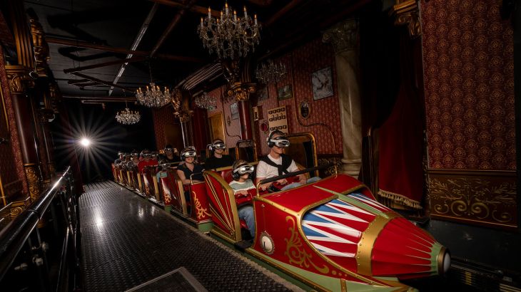 Gäste mit Coastiality Brillen im CanCan Coaster.