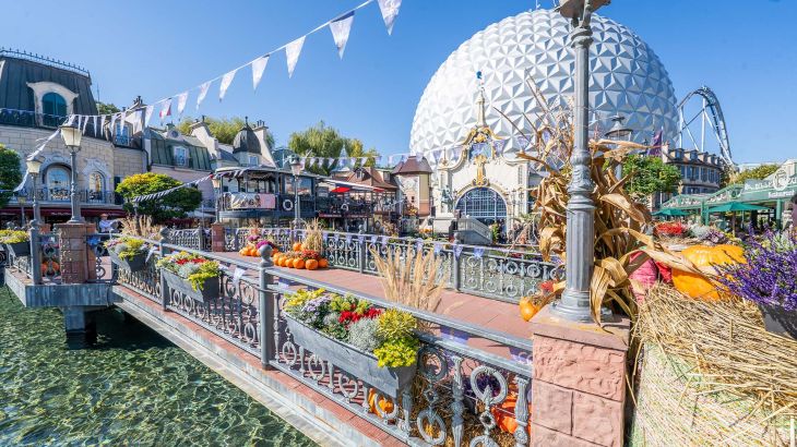 Der französische Themenbereich mit Halloween Dekoration.