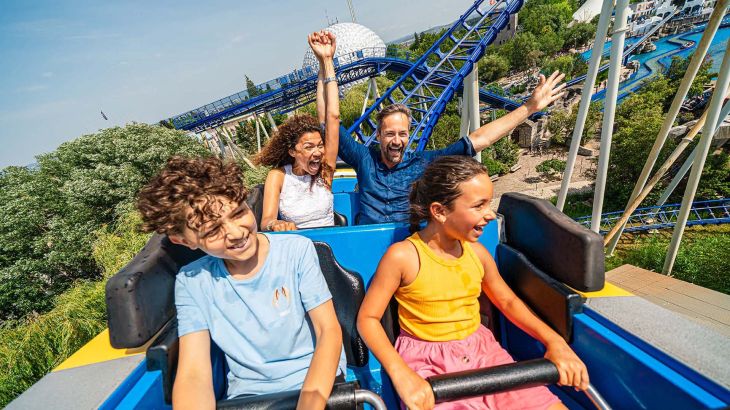 Eine Familie in der Wasserattraktion Poseidon.