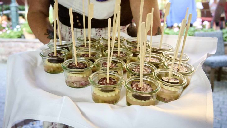 Gläschen mit Badisch-Elsässischen Tapas-Häppchen auf einem Tablett.