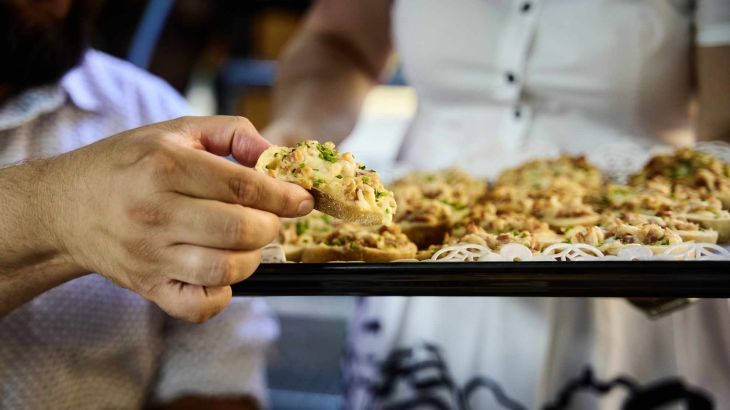 Ein Gast greift bei den Badisch-Elsässischen Tapas zu.