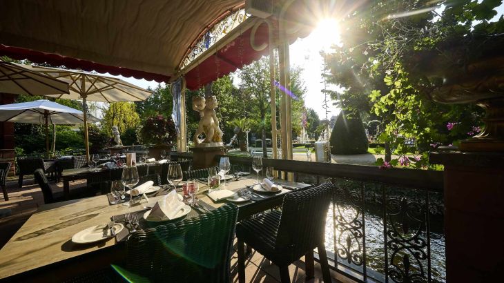 Gedeckter Tisch auf der Außenterrasse von Schloss Balthasar.