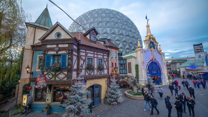 Der winterlich geschmückte Französische Themenbereich des Europa-Park.