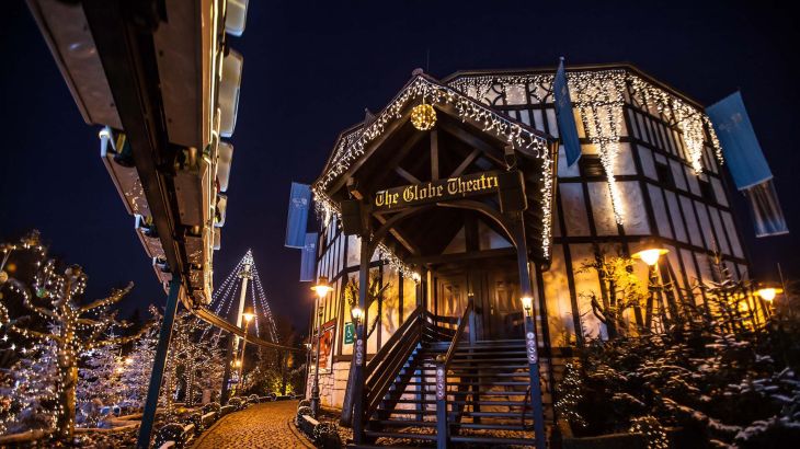 Der Nachbau des Globe Theater am Victoria Square mit winterlich-weihnachtlicher Beleuchtung.
