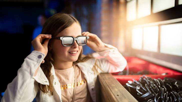 Ein Mädchen trägt eine 3D-Brille.
