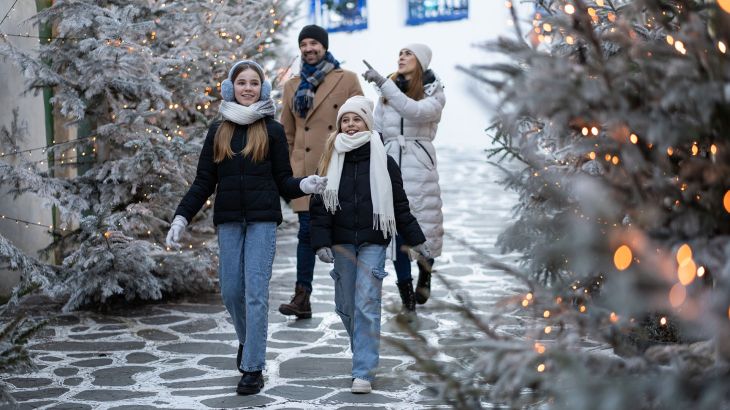 Das Griechenlanddorf Mykonos mit beschneiten Tannenbäumen.