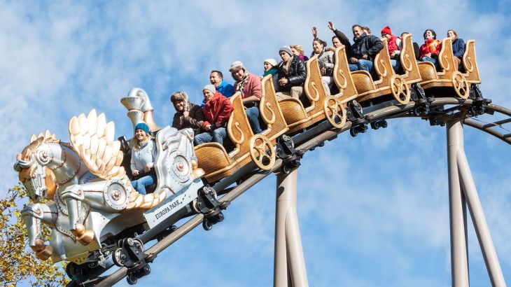 Winterlich gekleidete Gäste während der Fahrt mit der Attraktion Pegasus.