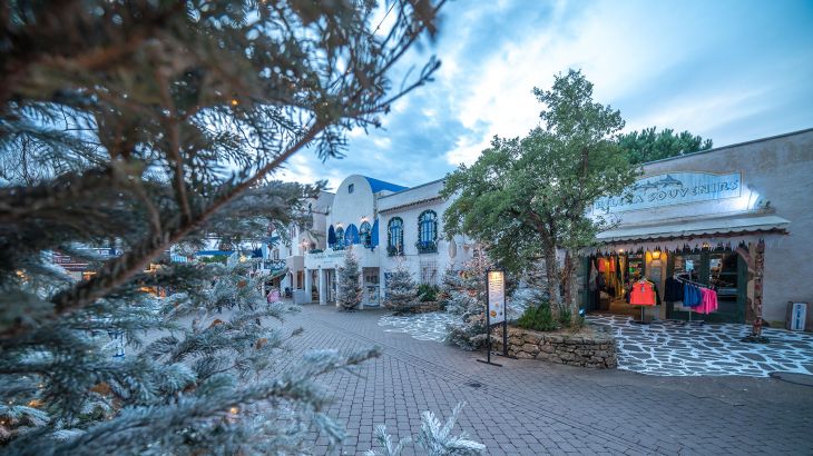 Der winterlich geschmückte Griechische Themenbereich.