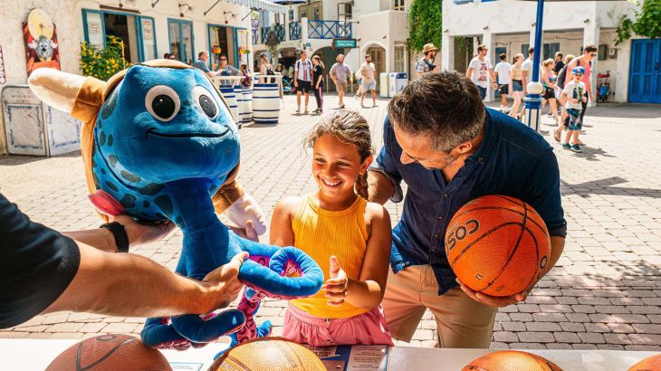 Vater und Tochter bei einem Wurfspiel im Themenbereich Griechenland.