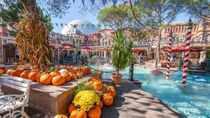 Der italienische Themenbereich mit Halloween Dekoration.