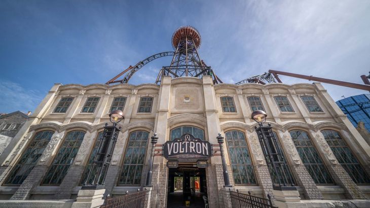 Der Eingang der Achterbahn Voltron Nevera powered by Rimac.