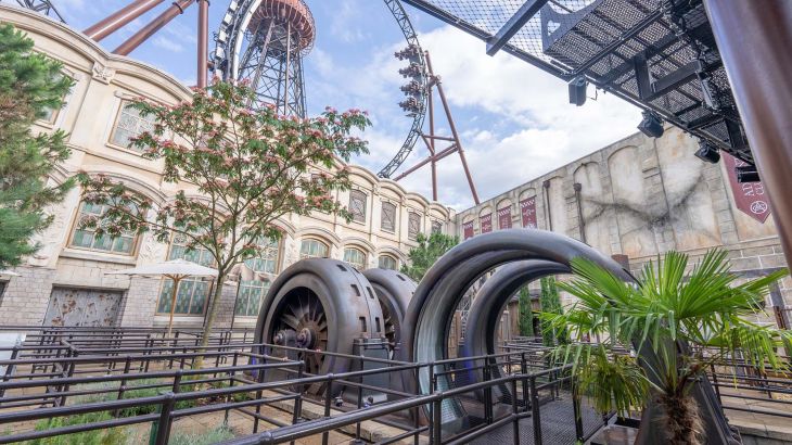 Der Wartebereich der Achterbahn Voltron Nevera powered by Rimac.