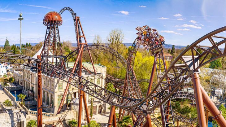 Visitatori dell’Europa-Park durante la corsa sull’attrazione Voltron Nevera powered by Rimac a fine estate.