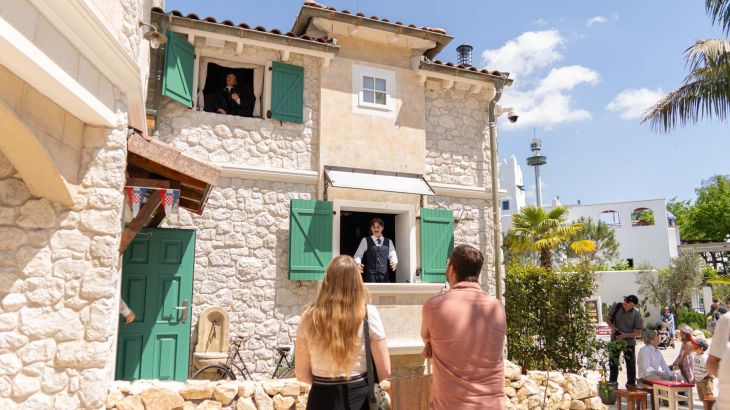 Una coppia guarda lo spettacolo di animatronic Nikola Tesla Teorija Elektra nel quartiere croato dell’Europa-Park.