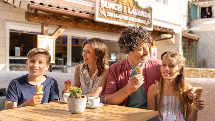 Eine Familie im kroatisch Themenbereich beim gemeinsamen Eis essen.
