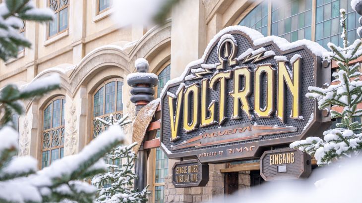 Der verschneite Eingang der Achterbahn Voltron Nevera powered by Rimac.