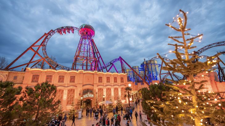 Der kroatische Themenbereich mit winterlicher Dekoration, im Hintergrund ist die beleuchtete Achterbahn Voltron Nevera powered by Rimac zu sehen.