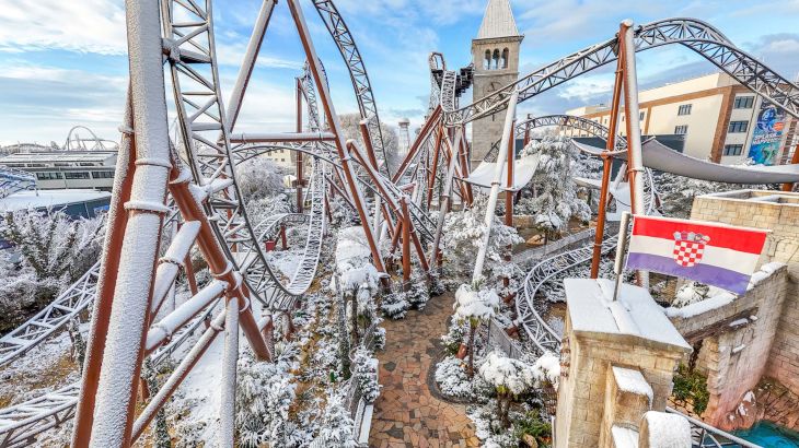 Die Schienen der Achterbahn Voltron Nevera powered by Rimac mit Schnee bedeckt.