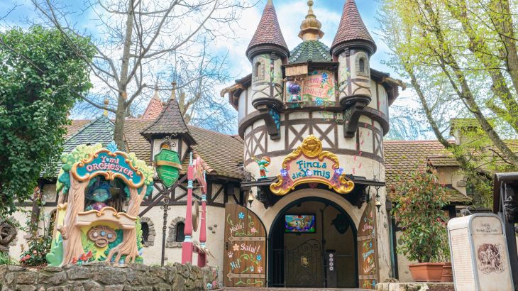 Das Märchenwaldkino mit der Beschilderung für das interaktive Familienabenteuer "Fina & die Yomis".