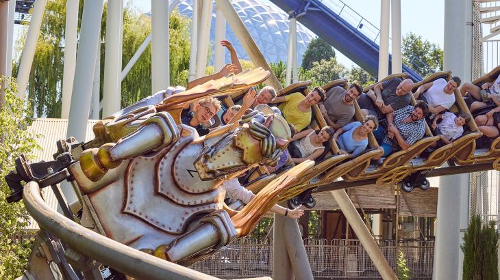 Die Attraktion Pegasus in einer scharfen Kurve.
