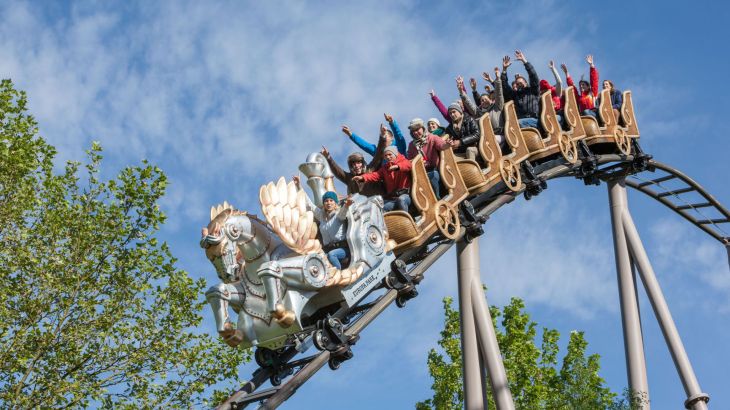 Personen in winterlicher Kleidung auf der Attraktion Pegasus.