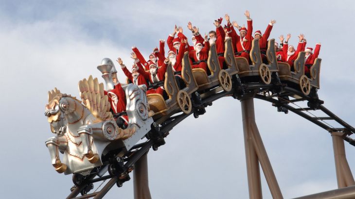 Als Weihnachtsmänner verkleidete Personen auf der Attraktion Pegasus.