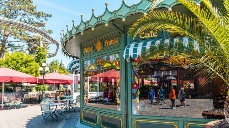 Der Glaspavillon des Restaurants Petite France im Französischen Themenbereich.